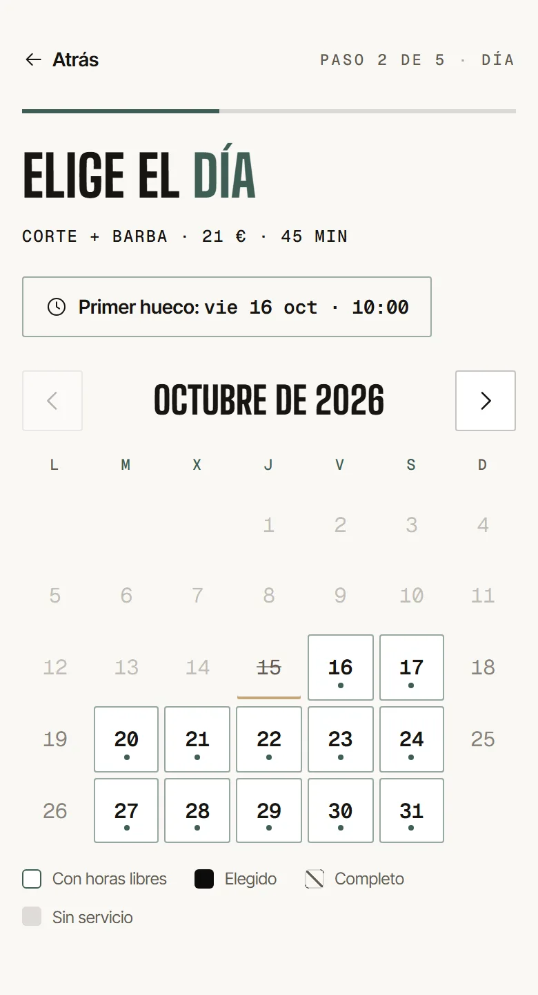 Segundo paso de la reserva en el móvil: calendario del mes con los días que tienen horas libres y el primer hueco disponible